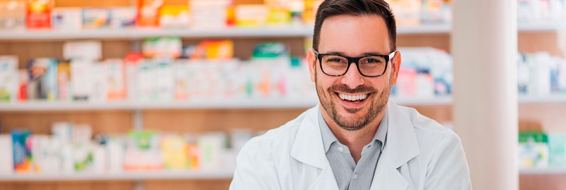 Farmaceutico sonriendo en una farmacia